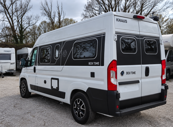 feher_knaus_lakoauto_a_kavicsos_parkoloban