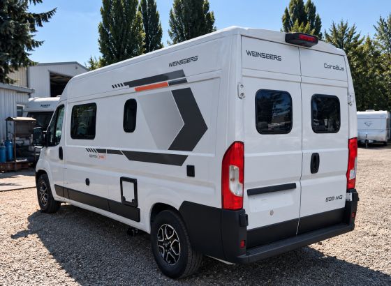 feher_weinsberg_campervan_kavicsos_udvaron