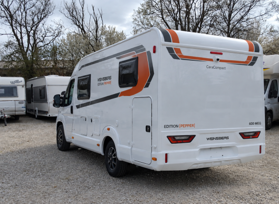 feher_weinsberg_lakoauto_tavaszi_parkoloban